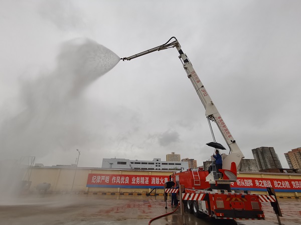 1681364776389099.jpeg 4月3日下午司機(jī)操作舉高車(chē)噴水.jpg