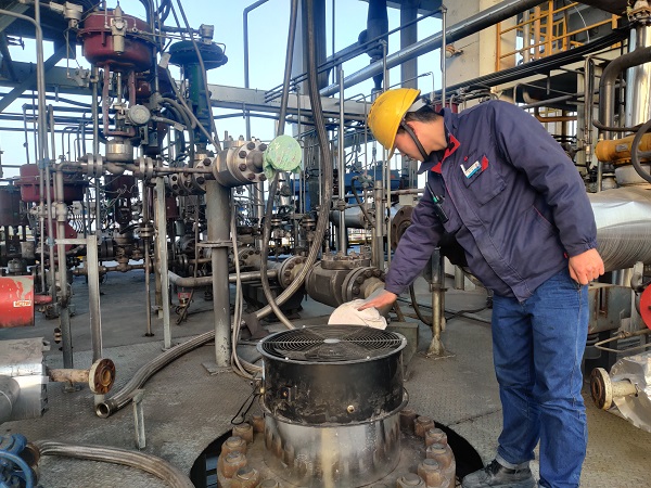 1681689550553095.jpeg 4月6日,制氣車間3號氣化爐開始降溫檢修備爐,車間打破傳統降溫模式,在爐頭架設風加速降溫。.jpg