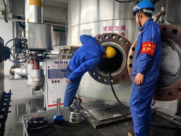 1681689569912866.jpeg 4月8日,氣化爐爐內進人檢修畫面。.jpg