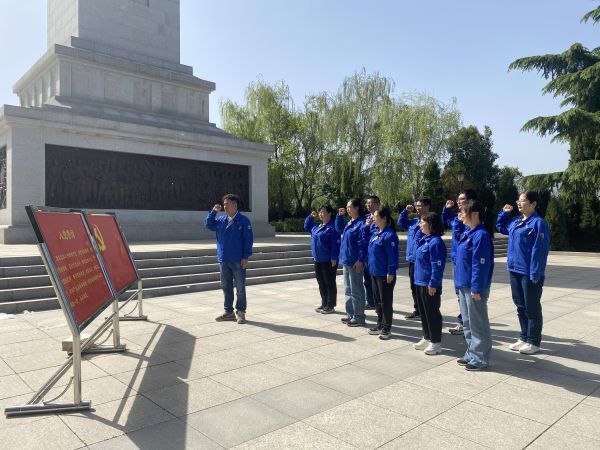 1681691962840152.jpeg 圖三:在革命烈士紀念碑前,全體黨員重溫入黨誓詞.jpg