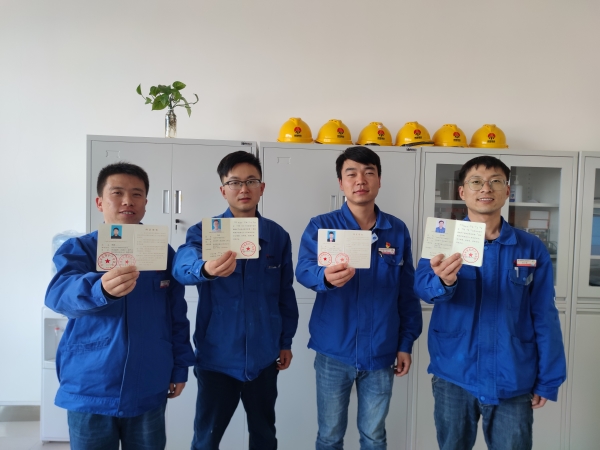 1681858796882401.jpeg 分析化驗室在線儀表班席輝,張超等人獲得環境保護設施技能證書.jpg