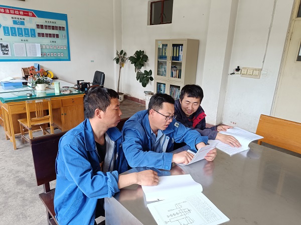 1681859238217286.jpeg 檢修小組對大檢修任務清單明確“五清楚”.jpg