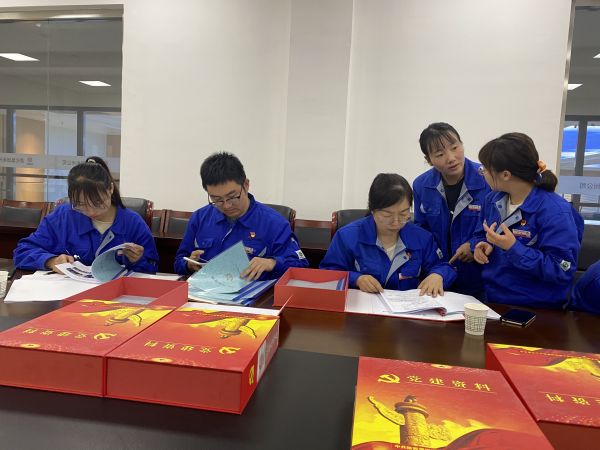 1681859519104334.jpeg 4月18日,制氣車(chē)間黨支部與質(zhì)量監(jiān)督檢驗(yàn)部黨支部在彬州公司會(huì)議室開(kāi)展對(duì)標(biāo)交流活動(dòng)。查閱制氣車(chē)間黨支部黨建臺(tái)賬畫(huà)面。.jpg