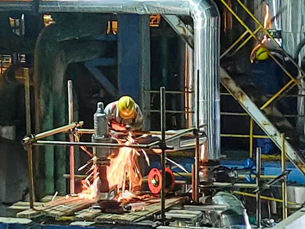 1682041927972369.jpeg 19日22:00,合成車間灰水處理工段檢修人員正在對漏點進行焊接作業 (1).jpg