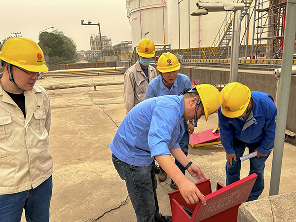 1682211753233894.jpeg 4月20日下午,生產部黨員殷常亮、王亮、王小平、莊林在二甲醚罐區檢查滅火器材.jpg