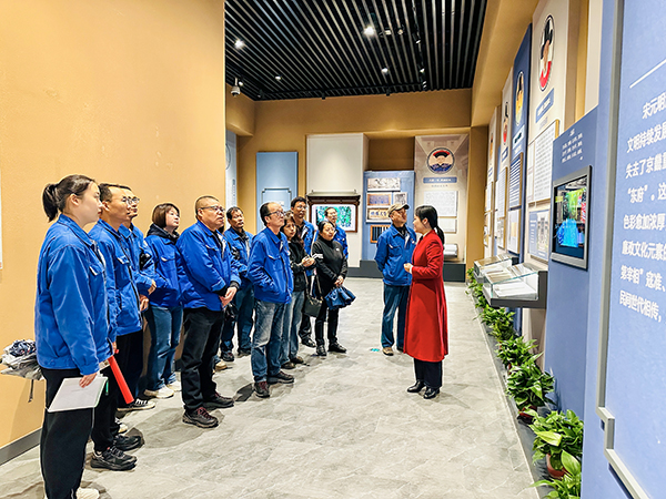 1682235114141773.jpeg 4月22日上午,物料車間黨支部組織黨員領(lǐng)導(dǎo)干部及行使公權(quán)力人員同家庭成員共赴渭南市博物館廉政廳,開(kāi)展以“廉潔文化進(jìn)家庭 筑牢倡廉家防線”為主題的警示教育活動(dòng)-講解員介紹展廳.jpg