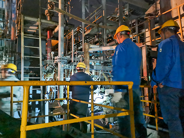 1682491462779835.jpeg 4月25日21:00,檢修人員正在對合成車間四號氣化爐進(jìn)行閥門更換作業(yè) 600.jpg