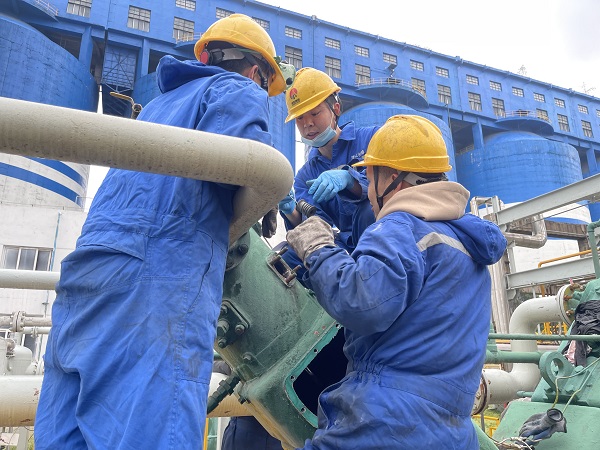 1682986530869809.jpeg 領工鄭世榮組織人員拆卸活塞缸.jpg