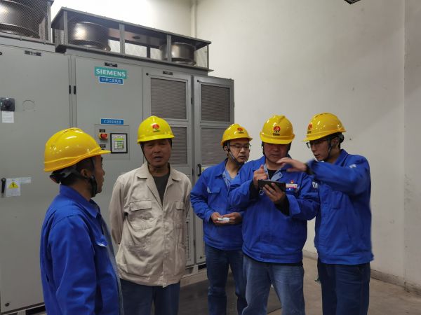 1683157325116354.jpeg 4月30日,改造小組在現(xiàn)場就施工方案進行一次“桌面推演”.jpg