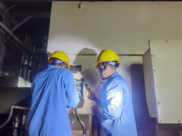 1683157333987733.jpeg 5月1日,運行人員在三期生產(chǎn)裝置區(qū)現(xiàn)場處理故障.jpg