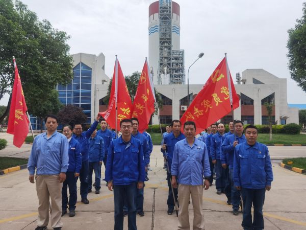 1683356373652041.jpeg 5月5日,計控電儀部組織開展“黨員突擊隊”“青年突擊隊”授旗活動.jpg