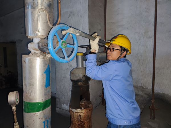 1683419567488335.jpeg 16時(shí)24分,5號(hào)鍋爐退出管網(wǎng)熄火停車,現(xiàn)場(chǎng)操作人員停車操作.jpg