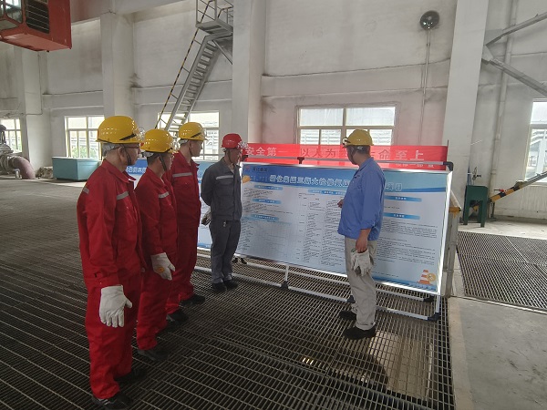 1683420133982737.jpeg 班組王百強(qiáng)進(jìn)行配合工任務(wù)分配.jpg