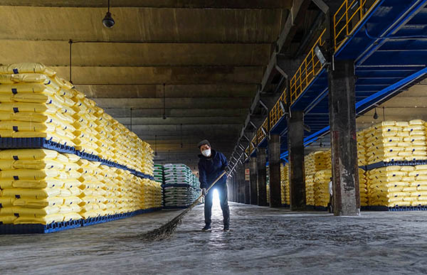 2023年4月運銷部鐵路科員工現場6S提升，擺放整齊劃一的尿素成品庫，現場地面衛生時刻有清掃人員保持清潔   600.jpg