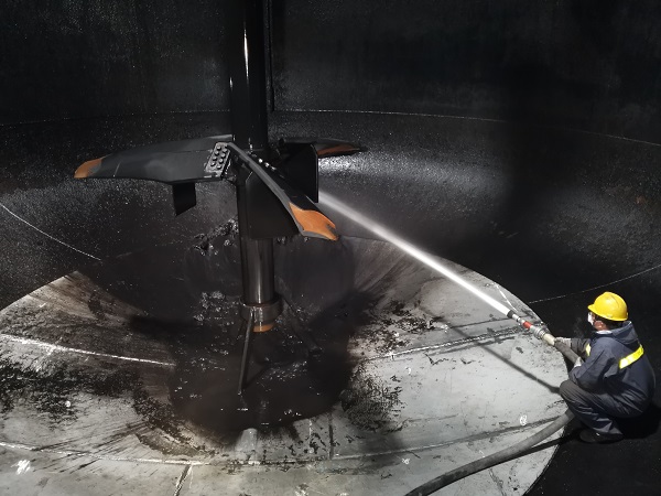 1683620377331077.jpeg 雙甲三期煤漿槽清洗工作圓滿完成-作業人員清洗煤漿槽.jpg