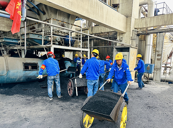 1683776242792787.jpeg 黨員突擊隊清理4#鍋爐煤倉2.jpg