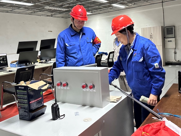 1683786805915179.jpeg 三期鍋爐控制室主任工程師馬曉華與動力主任商討改造細節.jpg