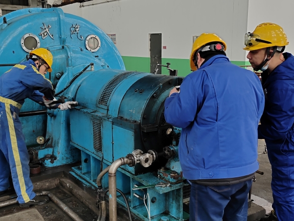 1683876962909827.jpeg 檢修師傅正在測量發電機組振動數據.jpg