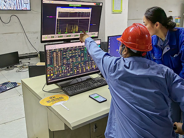 1683965063686016.jpeg 5月13日,動力車間三期鍋爐控制室,DCS改造工藝、儀表、電氣等部門聯合調試期間,車間副主任焦志波詢問DCS改造畫面.jpg