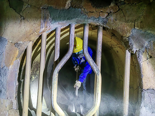 1684109151365693.jpeg 5月12日,動力車間5號鍋爐水冷風室內部,黨員突擊隊隊員李震正在清理積渣.jpg