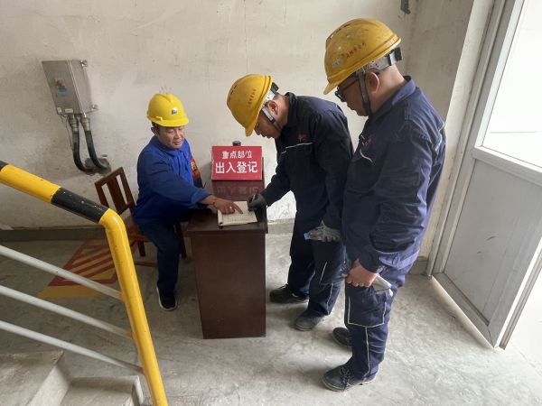 1684143012730011.jpeg 5.12上午,行政保衛(wèi)部在重點(diǎn)部位三期機(jī)組進(jìn)行進(jìn)入人員登記.jpg