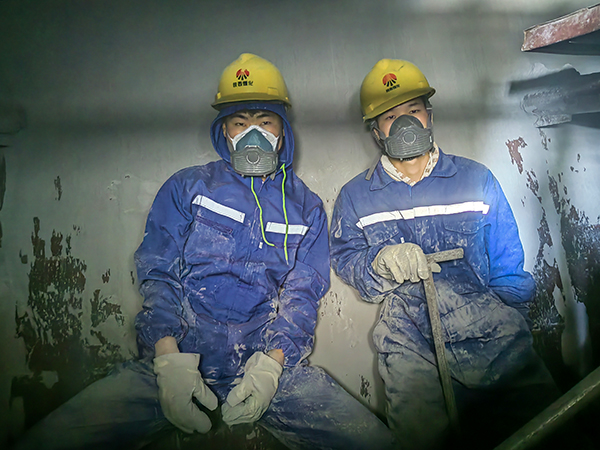 1684151363611814.jpeg 5月12日,動力車間三期脫硫塔灰斗內部,張鵬和曾順江正在清理灰斗內積灰.jpg