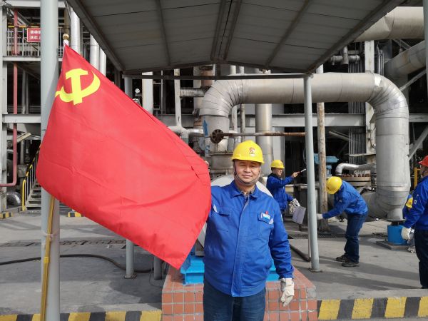 1684205144882416.jpeg 黨員突擊隊隊員郝永智和鮮艷的黨旗合影.jpg