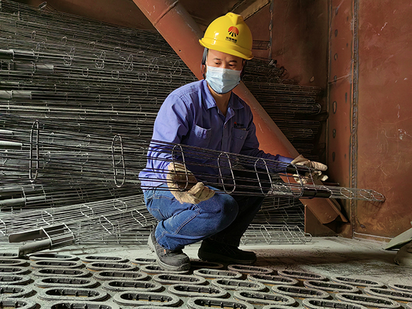 1684307720158225.jpeg 5月14日,動力車間三期脫硫塔,運行人員劉凱正在檢查脫硫布袋的袋籠.jpg