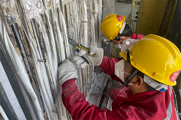 1684328837100957.png 除沫器檢修現場,檢修人員不見“風雨”怎么能見“彩虹”.png