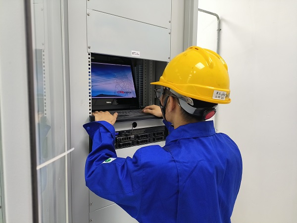 1685160908938863.jpeg 5月25日,計控電儀分部運行員工在檢查微機五防操作系統是否流暢。.jpg