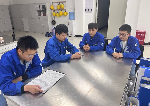 1685340963245728.jpeg 5月29日,交接班時運行三班班長秦陽鋒在給大家分享自己收集的安全案例.jpg