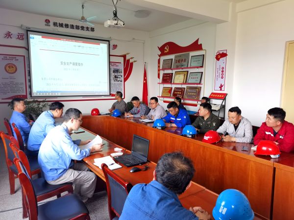 1685489163165769.jpeg 機械修造部部長李蕾組織承包商學習安全條例.jpg