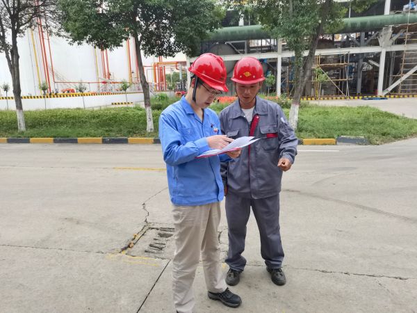 1685489175328102.jpeg 機械修造部部長李蕾正在檢修現場檢查票證簽字情況.jpg