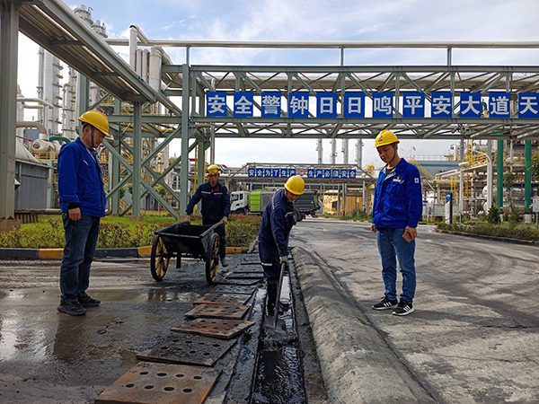 1686139145599138.jpeg 6月5日,運(yùn)銷分部,張海波、曹侃等人員,在氣膜棚周?chē)謇砼潘_\(yùn)銷分部 伍思盈 攝.jpg