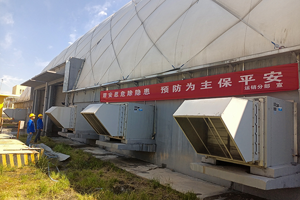 1686139163997515.jpeg 6月7日,運(yùn)銷分部,張海波、曹侃、李智民等人員,在氣膜棚排查隱患運(yùn)銷分部 伍思盈 攝.jpg