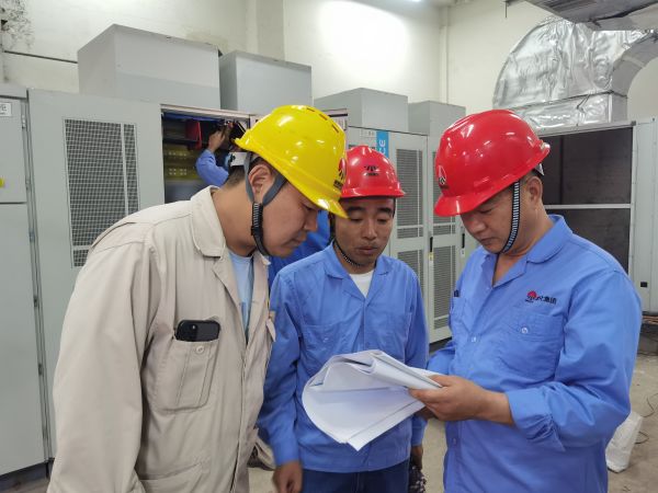 1686181805634786.jpeg 312變頻器室,專項小組正在分析圖紙對新變頻器進行調試.jpg