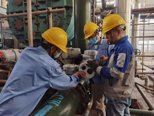 1686181843131252.jpeg 鍋爐裝置現場,徐騰飛、王明明與廠家人員正在安裝電動執行機構.jpg