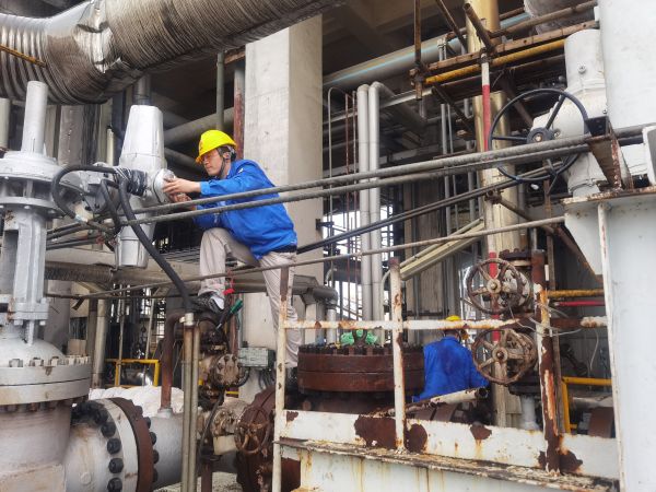 1686181857251204.jpeg 氣化爐上,柳曦、徐騰飛冒雨調試氣化爐電動閥.jpg