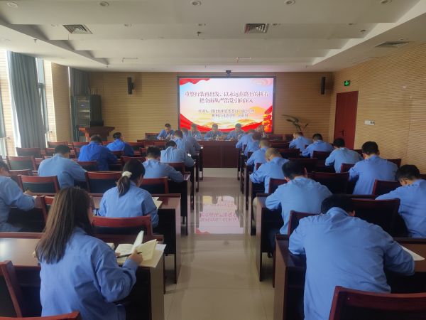 1687336250442358.jpeg 6月20日,渭化集團(tuán)公司黨委委員、副總經(jīng)理、彬州公司總經(jīng)理趙亞周,在彬州公司三樓會(huì)議室講主題教育黨課。圖為 制氣車間黨支部,聯(lián)合黨支部在彬黨員聽課畫面。.jpg