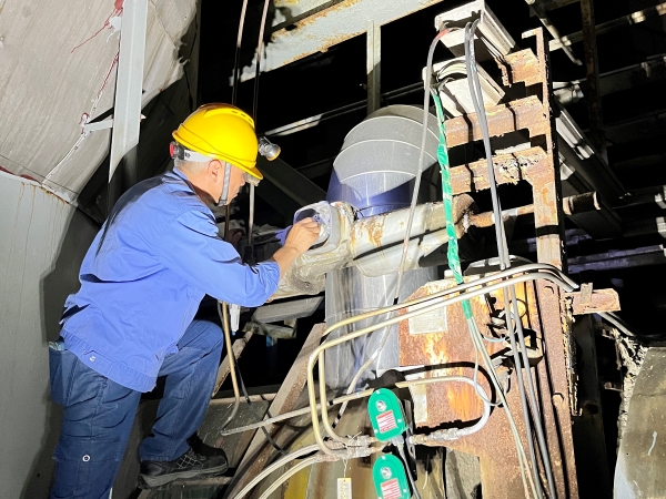 1687994159106893.jpeg 6月25日晚,空分尿素工段韋西榮在一期分子篩程控閥處安裝閥門位置開關.jpg