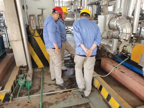 1688601697935743.jpeg 6月中旬,尿素車間工藝主任王慶振帶技術組開展隱患排查.jpg