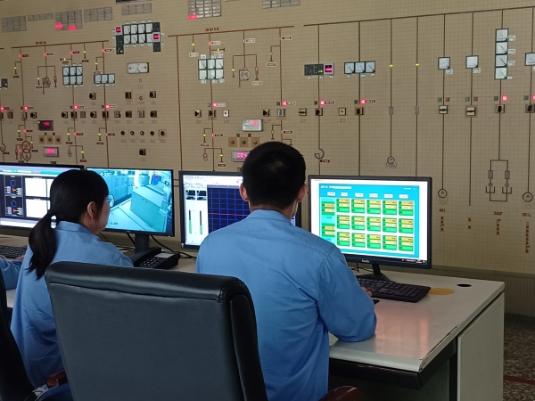 1688602348427885.jpeg 301總變崗位值班人員認真監控.jpg