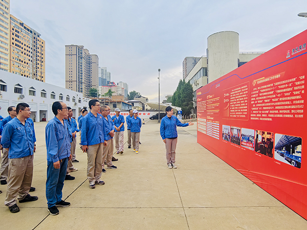 1688643954380503.jpeg 2023.7.6上午、物料車間黨支部、科技發(fā)展部黨支部黨員觀看觀“奮進新征程·建功新時代”渭化集團發(fā)展成果展--講解員介紹黨建引領(lǐng)成果展 600.jpg