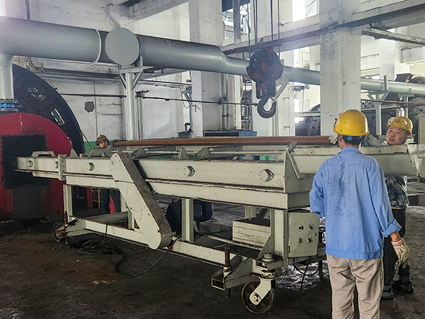 1688712356287112.jpeg 7月6日,班組人員配合磨機加棒.jpg