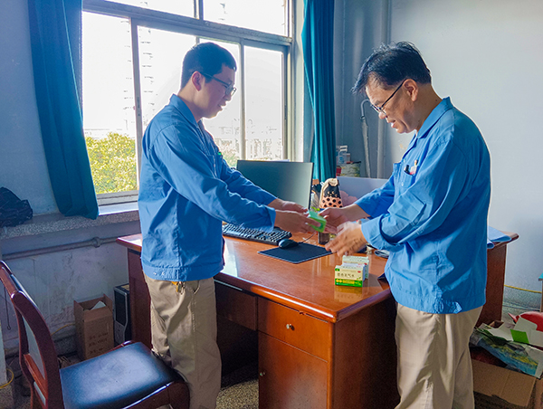 1689043889456799.jpeg 7月3日,計控電儀部安全員黃建容為各班段站發放防暑降溫用品.jpg