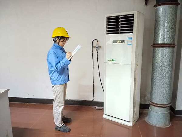 1689043909982171.jpeg 7月1日,馮香妮在每日的巡檢中對機柜間空調進行檢查記錄.jpg