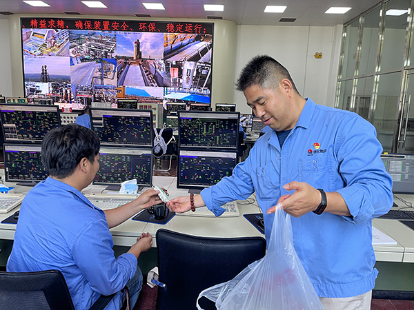 1689637180536636.jpeg 7月13日1700班長王紅民分發雪糕.jpg