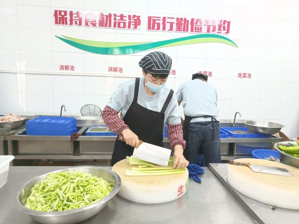 1689834702278634.jpeg 早上六點師傅們開始忙碌烹飪前的準(zhǔn)備工作.jpg