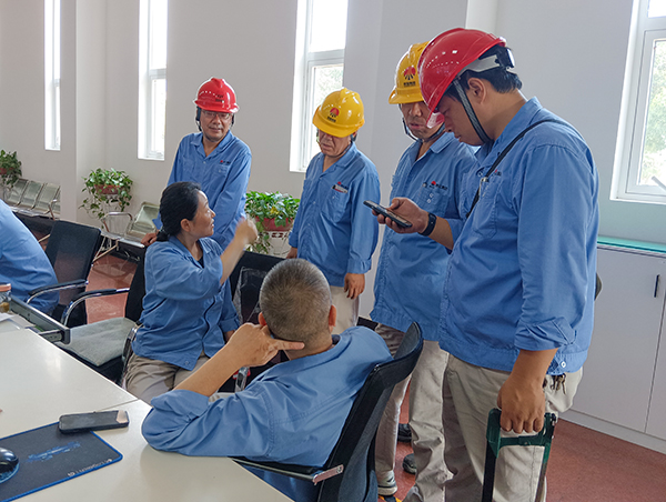 1689841635345696.jpeg 7月19 日,副部長(zhǎng)劉勇、主任工程師馬曉華等人在一期控制室與工藝負(fù)責(zé)人就在線作業(yè)進(jìn)行安全風(fēng)險(xiǎn)評(píng)估交流.jpg