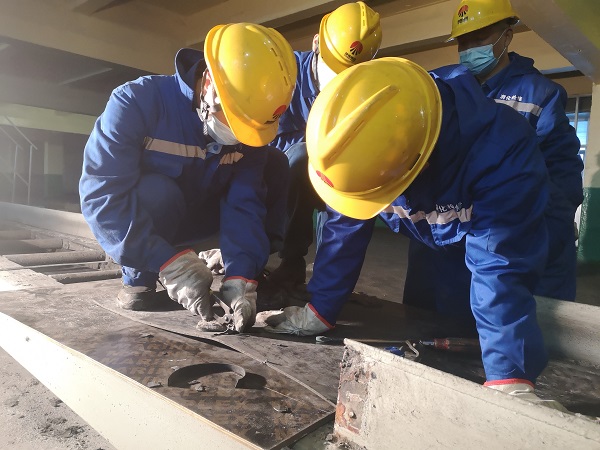 1690502445923697.jpeg 6號包裝線皮帶進(jìn)行整體更換2.jpg